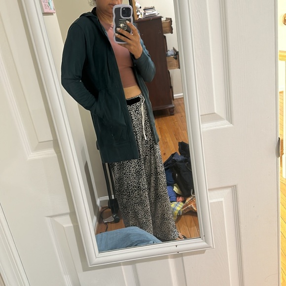 Lulu🍋 Lab Lissie Hoodie. Size 4 color Gravity - Picture 10 of 10